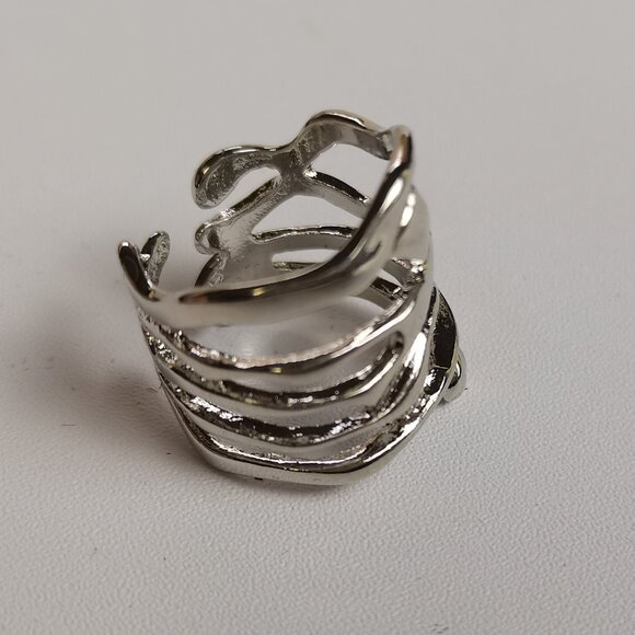 Almost new ladies stylish statement ring - Picture 2 of 5